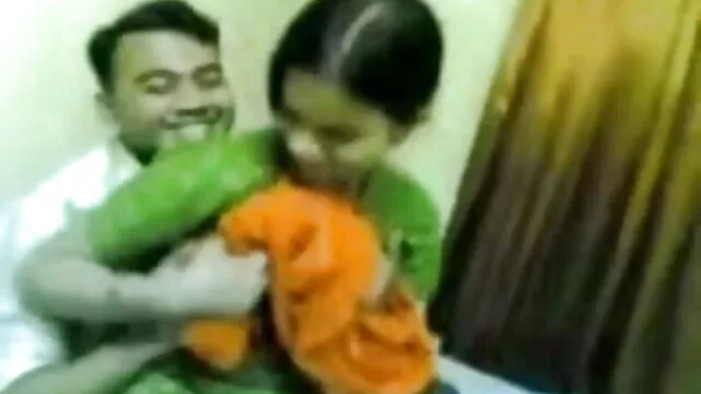 शरारती ब्लू फिल्म फुल मूवी एचडी में किशोरों की handjob देता है